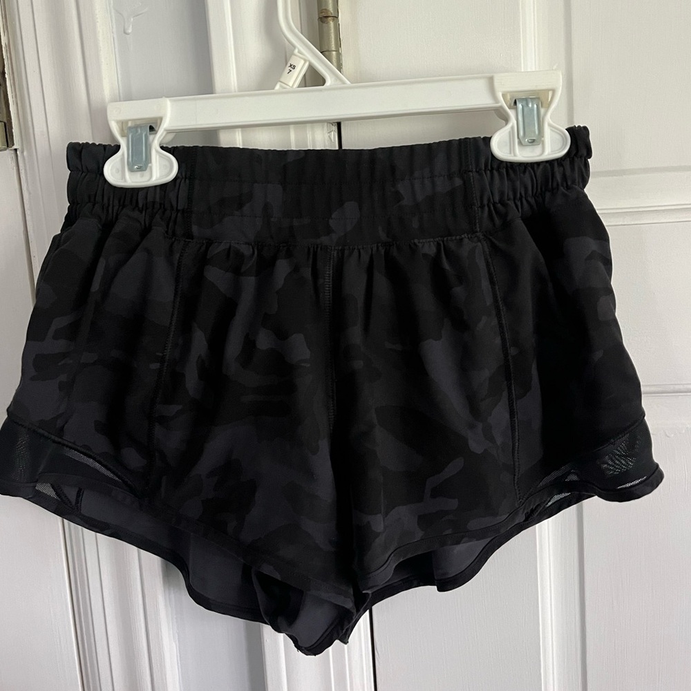 Lululemon Hotty hot shorts 2.5” in camo, low rise, size 2